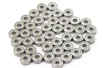 不銹鋼法蘭軸承噪音大多是因?yàn)檎駝釉斐?/></p><p>　　一般來說，正常的不銹鋼法蘭軸承在運(yùn)行時是不會有噪音產(chǎn)生的，如果在使用過程中發(fā)現(xiàn)軸承噪音大，就需要引起工作人員的重視，軸承出現(xiàn)噪音的原因很多，其中有大多數(shù)是因?yàn)檎駝釉斐傻?，為何這么說?看看下文介紹。</p><p>　　1、軸承的數(shù)量變化導(dǎo)致振動引起噪音，當(dāng)軸承在承施加徑向載荷期間，承受載荷的滾動軸承數(shù)量多少是會發(fā)生變化的，如果軸承的載荷方向出現(xiàn)偏差，自然會導(dǎo)致振動產(chǎn)生，平時可以將軸向預(yù)緊減小來改善該問題。</p><p>　　2、部分零件的損壞引起振動，工作人員安裝不正確或者操作失誤，都可能導(dǎo)致軸承內(nèi)部的零件損壞，有些零件損壞，會發(fā)生特定的振動頻率。通過對振動的頻率進(jìn)行分析，可以判斷出是來那個零件損壞。</p><p>　　3、軸承零件的精度變差導(dǎo)致振動，軸承座和軸承套圈，軸承套圈和驅(qū)動軸之間都需要緊密配合，如果沒有緊密配合，則會發(fā)生變形情況，軸承一旦發(fā)生變形，運(yùn)行期間會發(fā)生振動。</p><p>　　4、在污染環(huán)境中運(yùn)行導(dǎo)致振動，軸承的運(yùn)行也是有條件的，如果在污染的環(huán)境中運(yùn)行，則雜質(zhì)會進(jìn)入不銹鋼法蘭軸承，并且壓碎細(xì)小零件。雜質(zhì)顆粒雖然并沒有典型的頻率模式，但是卻可以發(fā)出噪音。</p><p>　　不銹鋼法蘭軸承噪音產(chǎn)生的原因相當(dāng)多，也相當(dāng)復(fù)雜，其中因?yàn)檎駝訉?dǎo)致噪音的情況是比較典型的原因，希望大家在使用軸承期間重視這個原因。</p></div>
      <div   id=