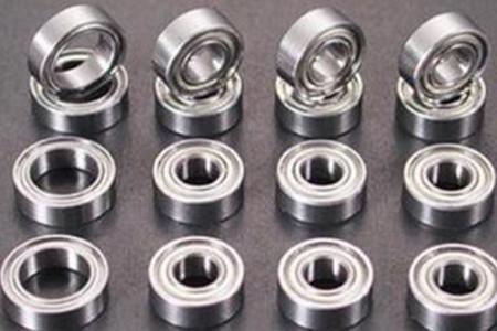 加寬不銹鋼軸承噪音大竟是因?yàn)樗?/></p><p>　　通常來(lái)說(shuō)，加寬不銹鋼軸承本身是沒(méi)有噪音的，所謂的“噪音”主要就是軸承和周?chē)Y(jié)構(gòu)之間所產(chǎn)生的振動(dòng)。很多的時(shí)候，噪音大的問(wèn)題被視為涉及到整個(gè)軸承應(yīng)用的振動(dòng)問(wèn)題。</p><p>　　<strong>軸承發(fā)生振動(dòng)是因?yàn)橐韵聨讉€(gè)原因：</strong></p><p>　　1、因?yàn)榧虞d的滾動(dòng)體數(shù)量發(fā)生變化而產(chǎn)生激振：</p><p>　　當(dāng)一個(gè)徑向負(fù)荷加載到軸承上的時(shí)候，其所需要承載負(fù)荷的滾動(dòng)體數(shù)量是會(huì)有變化的，這種變化會(huì)引起負(fù)荷方向的偏移，從而導(dǎo)致軸承產(chǎn)生振動(dòng)，這種振動(dòng)是可以通過(guò)軸向預(yù)加載來(lái)改善。</p><p>　　2、軸承局部已經(jīng)損壞：</p><p>　　軸承安裝錯(cuò)誤或者操作失誤，都可能導(dǎo)致一部分的軸承滾道和滾動(dòng)體受損。這些受損的部件在軸承運(yùn)行的時(shí)候會(huì)產(chǎn)生特定的振動(dòng)頻率。</p><p>　　3、相關(guān)部件的精度：</p><p>　　當(dāng)軸承圈和軸承座或者傳動(dòng)軸之間可以實(shí)現(xiàn)緊密配合的前提條件下，軸承圈可能會(huì)因?yàn)楹拖噜彶考庑芜M(jìn)行配合而出現(xiàn)變形，一旦發(fā)生變形，那么在運(yùn)行的時(shí)候，就會(huì)有振動(dòng)產(chǎn)生。</p><p>　　4、污染物：</p><p>　　軸承在污染環(huán)境中運(yùn)行，雜質(zhì)進(jìn)入軸承的概率就大大提高，雜物就有可能被滾動(dòng)體碾壓，軸承振動(dòng)的程度往往取決于雜質(zhì)的數(shù)量和大小。一般這種振動(dòng)的聲音是比較煩人的。</p><p>　　加寬不銹鋼軸承產(chǎn)生噪音的原因是比較復(fù)雜的，除了上面介紹的幾個(gè)原因之外，軸承疲勞、潤(rùn)滑劑不足、保持架松動(dòng)等也會(huì)引起軸承噪音。</p></div>
      <div   id=